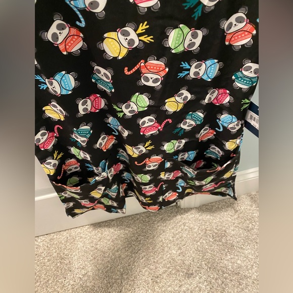 Zoe + Chloe Extra small XS Winter panda sweater weather Scrub Top Women Shirt - Picture 6 of 8